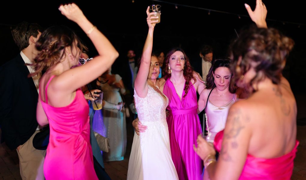 Dalla città alla pista: guida alla musica matrimonio a Bologna tra DJ set e luci scenografiche