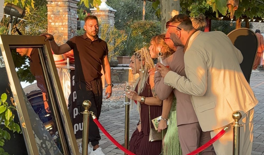 Photo booth con operatore o self-service: cosa cambia nella gestione dell’evento